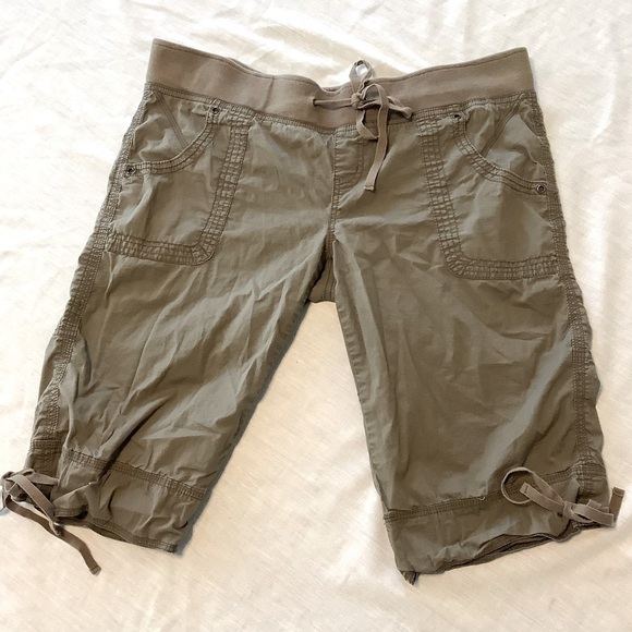 GARAGE khaki shorts. Size 11 - Picture 1 of 5